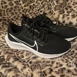 Nike Air Zoom Pegasus 38 Black and White Athletic Shoes women’s 7.5